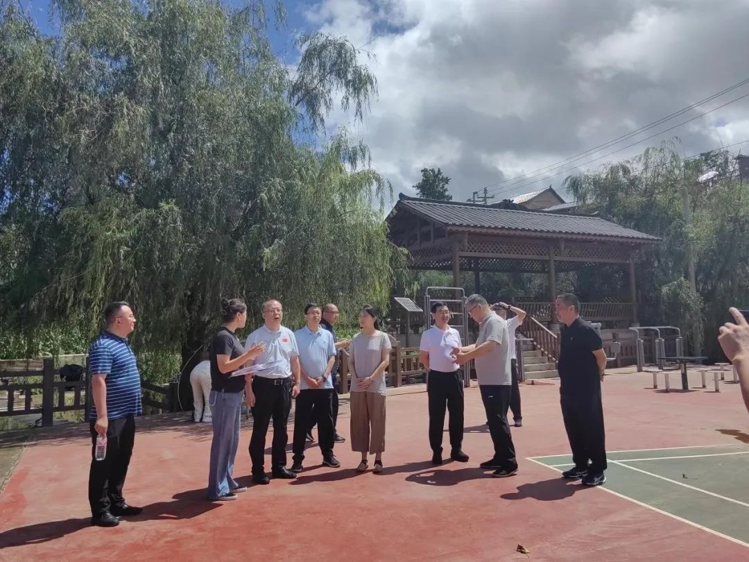 铂莱国际-体育系举办学习实践科学发展观活动讨论会
